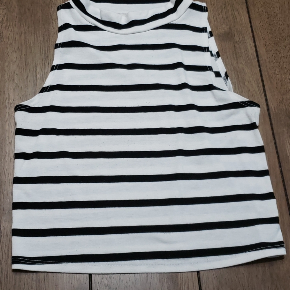 Foreign exchange crop top size lg